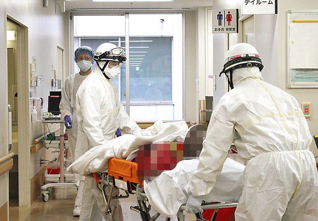 救急隊によって病棟に搬送されてきた新型コロナ患者（写真は一部加工済み）＝横浜市金沢区で 