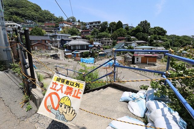 土砂が流れ下った被災現場には今も立ち入り禁止の標識やロープが設置されている＝静岡県熱海市伊豆山で
