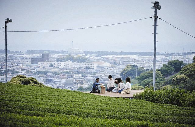 茶畑の中で、いれたてのお茶を楽しむ参加者たち＝静岡県牧之原市で、２０１９年９月撮影（するが企画観光局提供）