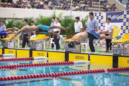 障害のある選手とない選手が同じ舞台で競った兵庫県選手権水泳競技大会＝７月、神戸市で（日本身体障がい者水泳連盟提供）