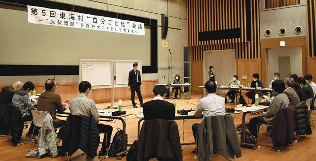 構想日本が示した提案書の案について意見を交わす参加者ら＝東海村で 