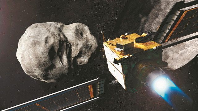 ﻿小惑星デディモス（右奥）の衛星ディモルフォスに今秋衝突するDART探査機のイメージ＝NASAなど提供
