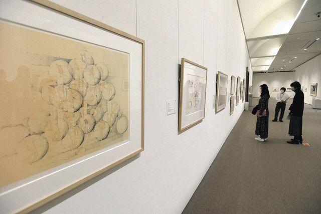 終戦直後から１９７０年代以降までの日本版画が並ぶ展示会場＝水戸市の県近代美術館で