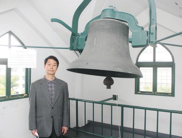 創建時から教会にある鐘を紹介する上山牧師＝いずれも横浜市中区で
