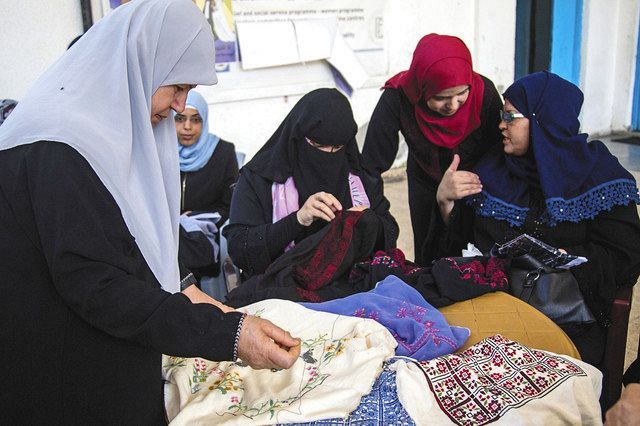 「スラーファ」で刺しゅうに取り組む女性たち＝パレスチナ・アマル提供