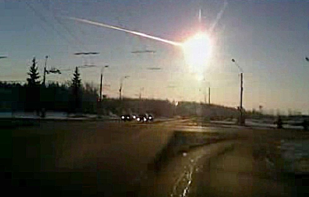 ロシア・チェリャビンスク州に落下する隕石。ビデオ映像から取り出した＝AP