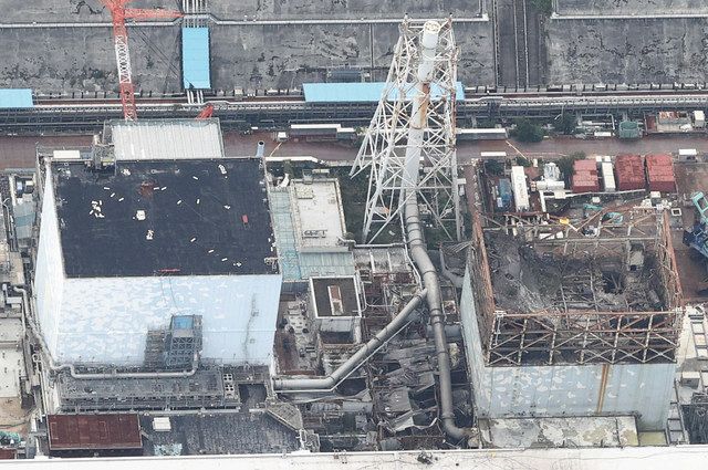 1号機(右)と2号機の間にある排気筒とベント配管