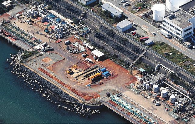 5、6号機の海側には、海洋放出する処理水をためる立て坑の建設地付近に重機があった