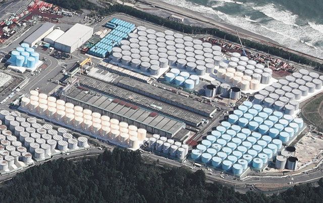 南側のタンクエリア。中央と右下に建設中のタンクがある