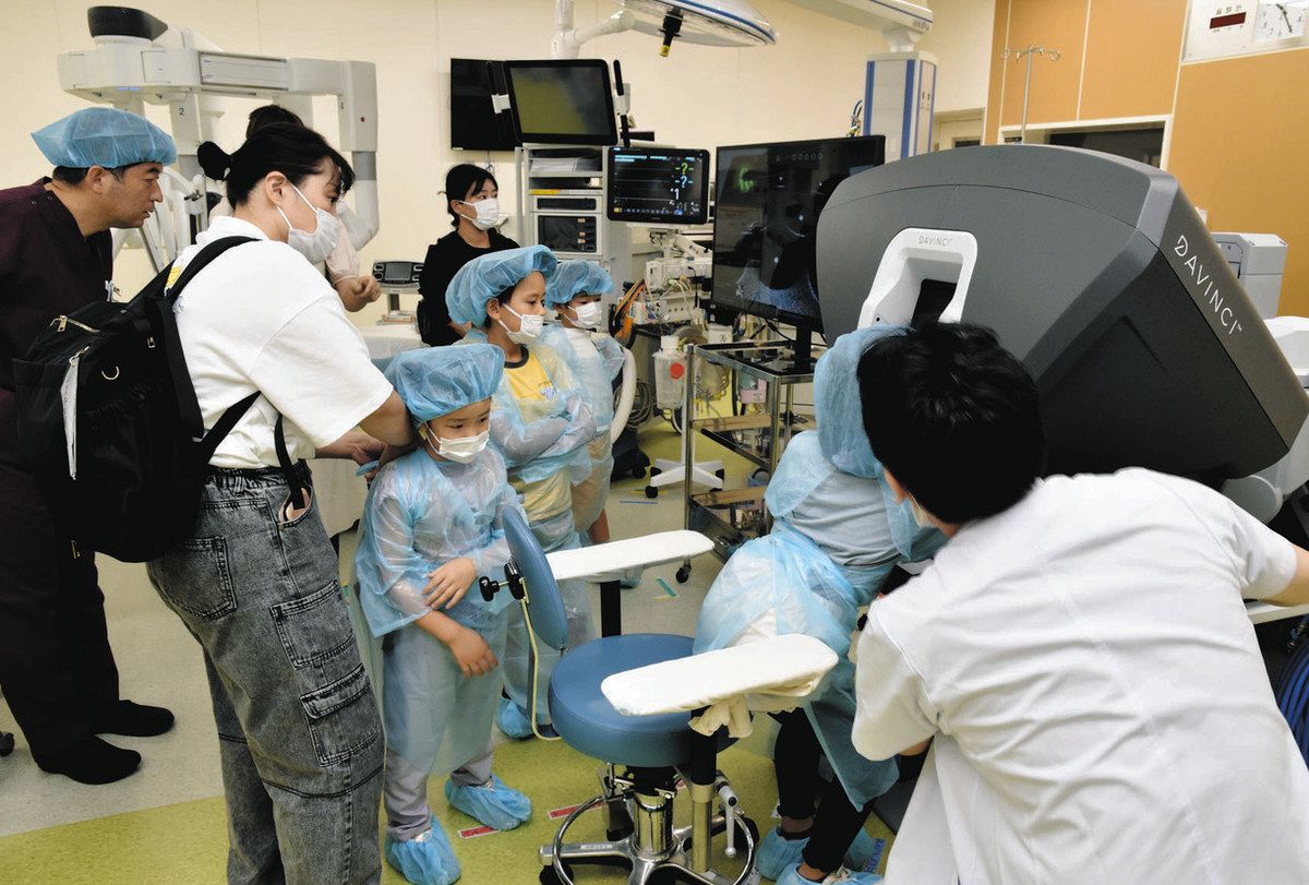手術支援ロボ 操作に挑戦 小中学生が病院の仕事体験 松戸市立総合医療