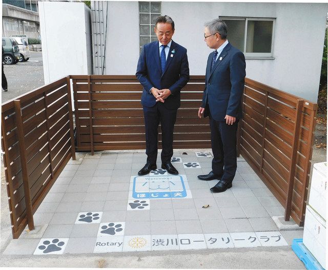 補助犬トイレについて高木市長に説明する斎藤会長（左）＝渋川市役所で
