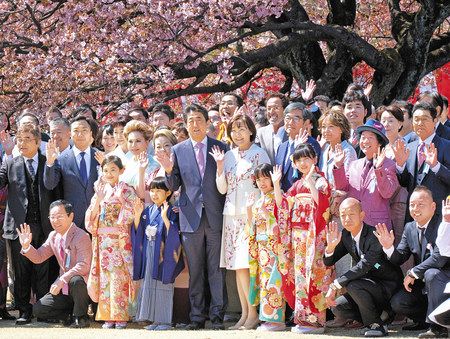首相主催「桜を見る会」 毎年前夜に後援会と懇親：東京新聞 TOKYO Web