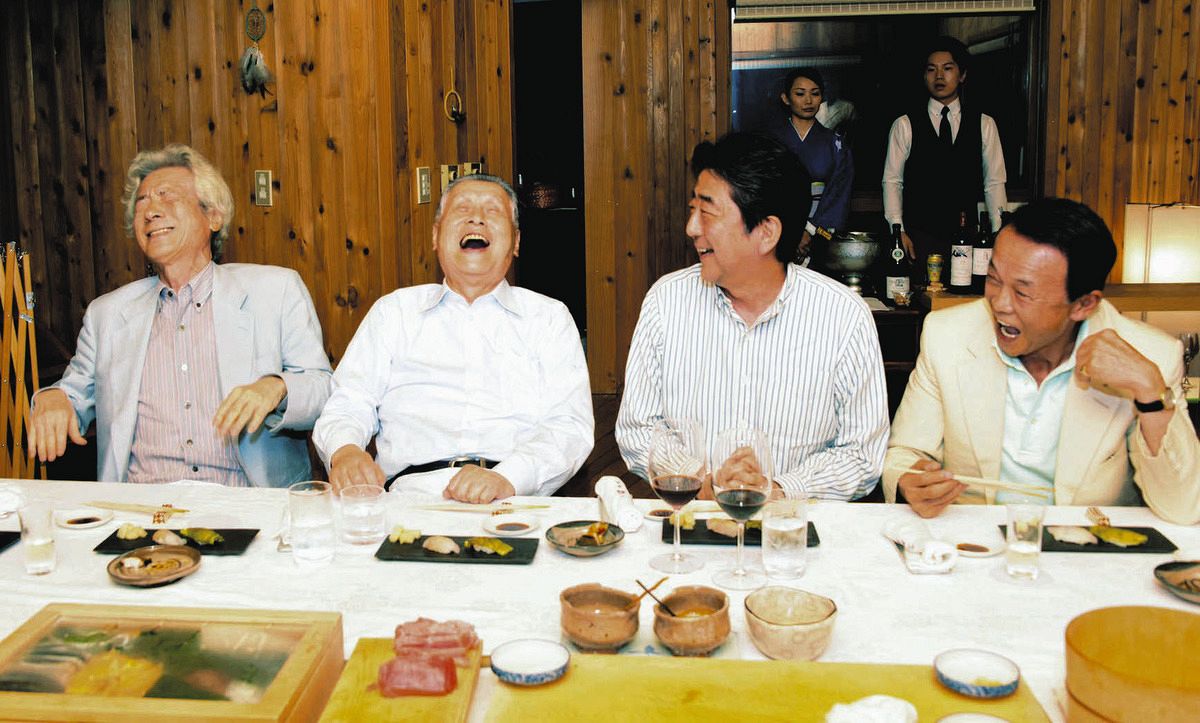 笹川陽平日本財団会長のブログに投稿された写真。歴代首相らが会食した＝2017年、山梨県鳴沢村で