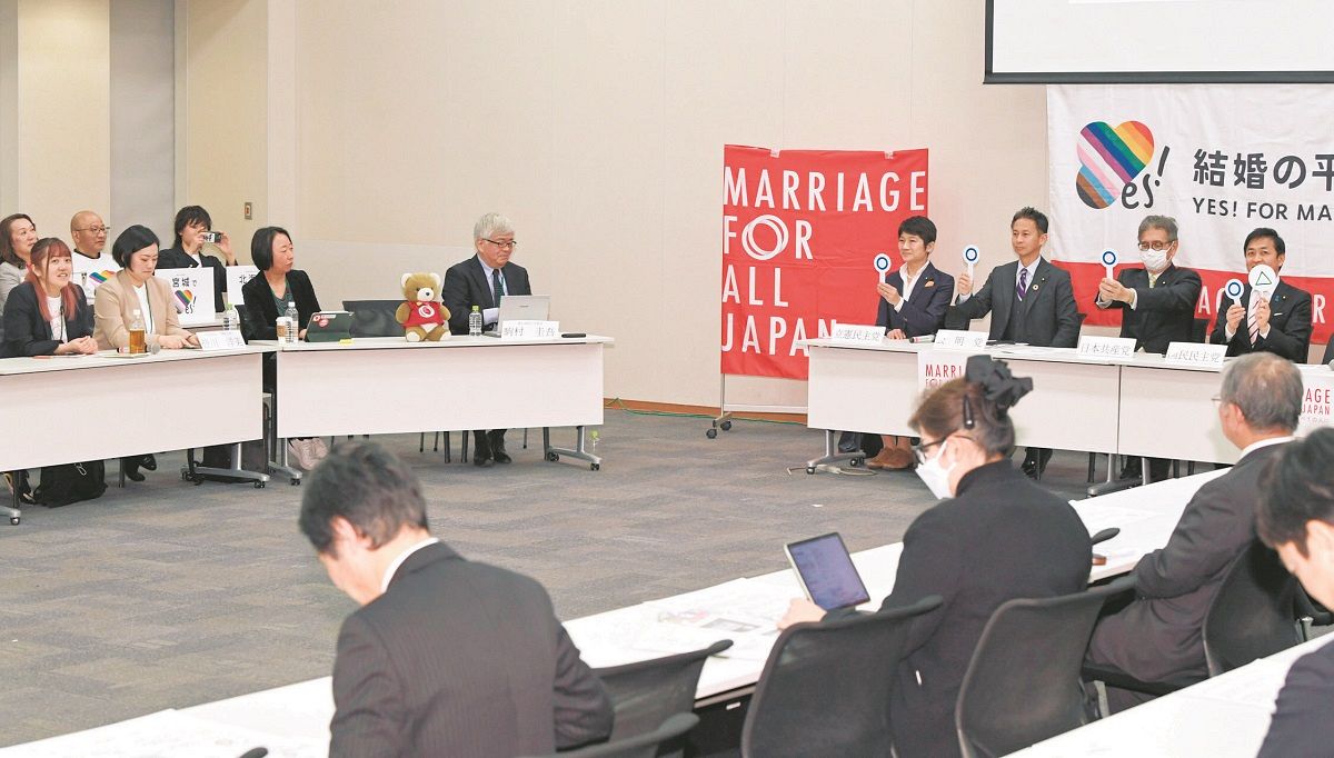 同性婚の法制化を訴える集会の参加者に、法制化に対する考えを示す各党代表の議員ら。駒村教授（中央左）も集会に参加した=東京・永田町の衆院第1議員会館で