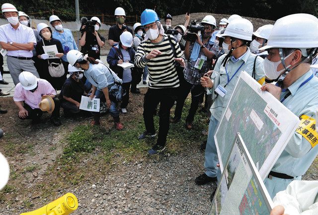 排水対策工事の完了を受け、盛り土の安全性について県に質問する被災者や住民ら＝いずれも熱海市伊豆山で