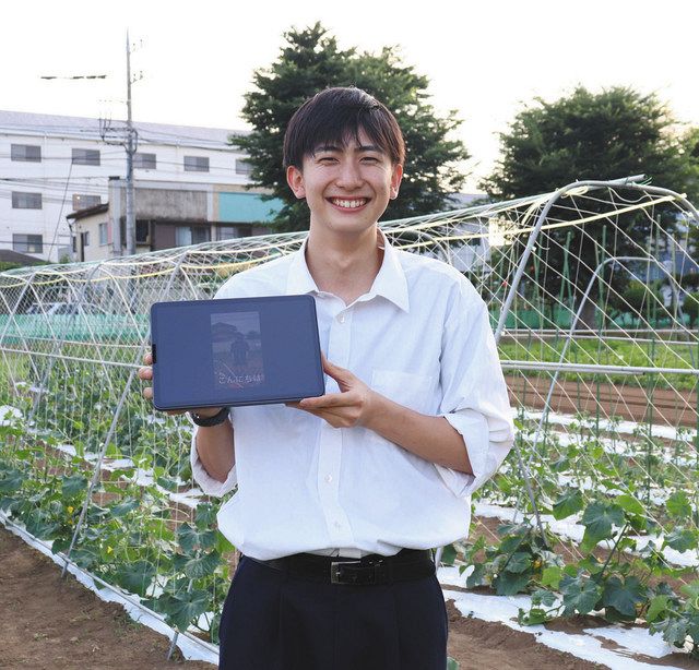 小学生向けに野菜作りを教える動画制作に励む貫井一修さん＝坂戸市で 