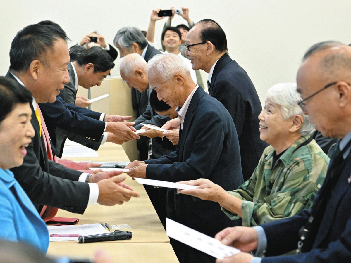 各政党への要請書を手渡す被団協の関係者ら＝11日、東京・永田町の参院議員会館で（池田まみ撮影）