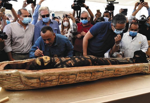昨年10月、カイロ近郊サッカラで発見されたミイラを調べる考古学者ら＝蜘手美鶴撮影