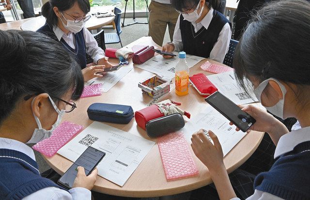 スマートフォンを使用し生徒会選挙のインターネット投票をする生徒ら＝茨城県つくば市の県立並木中等教育校で