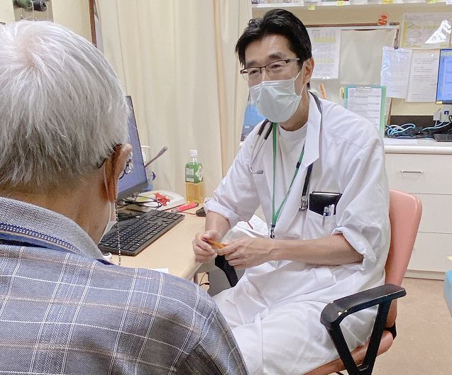 腎臓内科の患者を診察する岡井隆広副院長（河北総合病院提供）