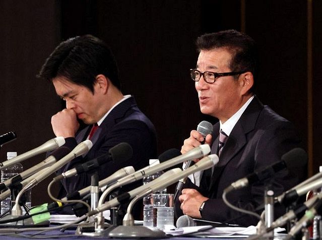 2020年11月1日、大阪都構想 の是非を問う二度目の住民投票が 反対多数に。記者会見する当時の松井一郎市長（右）と吉村洋文大阪府知事