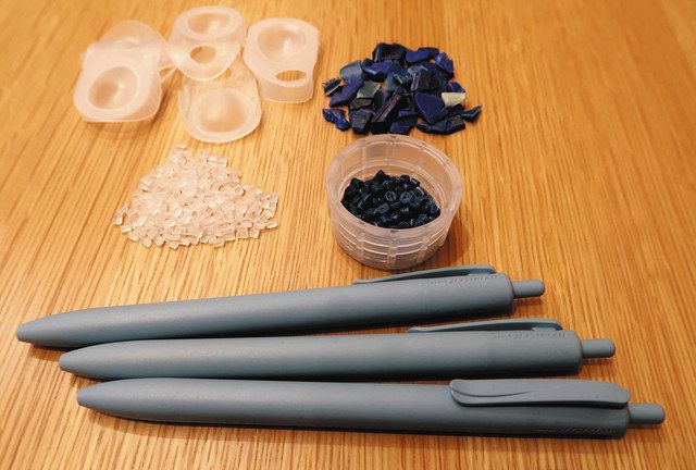 海洋プラスチックごみなどから作られたボールペン＝東京都品川区の三菱鉛筆本社で