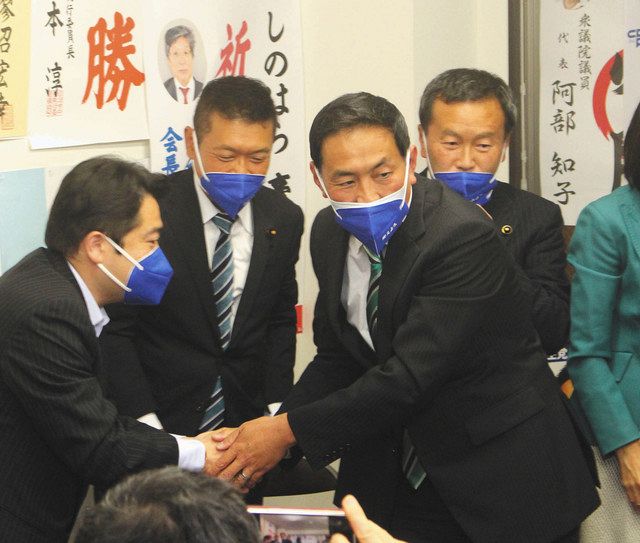 当選を決め、支援者と握手をする篠原さん＝横浜市磯子区で
