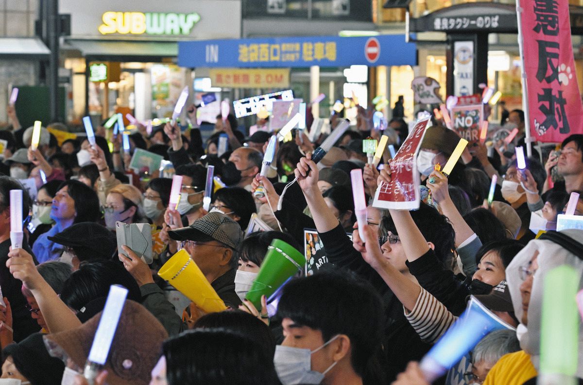 ペンライトを振って「後の世代に絶対に平和を残したい」…市民と野党有志が池袋で改憲阻止や戦争反対を訴え:東京新聞デジタル