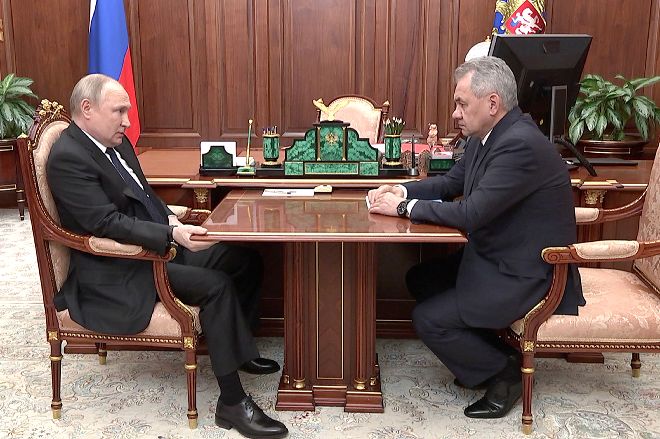 21日、モスクワのクレムリンでショイグ国防相㊨と会談するプーチン大統領＝ロシア大統領府提供、ＡＰ