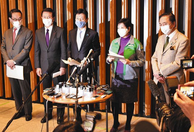会談後、報道陣の取材を受ける（左から）大野元裕埼玉県知事、森田健作千葉県知事、西村康稔経済再生担当相、小池百合子都知事、黒岩祐治神奈川県知事