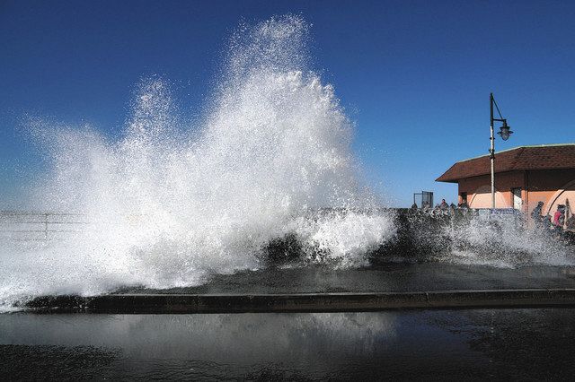 米カリフォルニア州パシフィカ市で2020年2月、大潮で岸壁を越えて道路を洗う大波＝アラン・グリンバーグさん提供