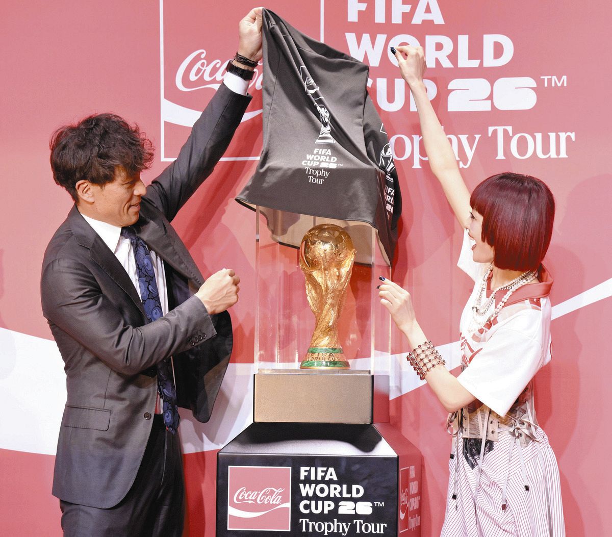 サッカーW杯トロフィーが「来日」 王者しか触れられない憧れの輝きに