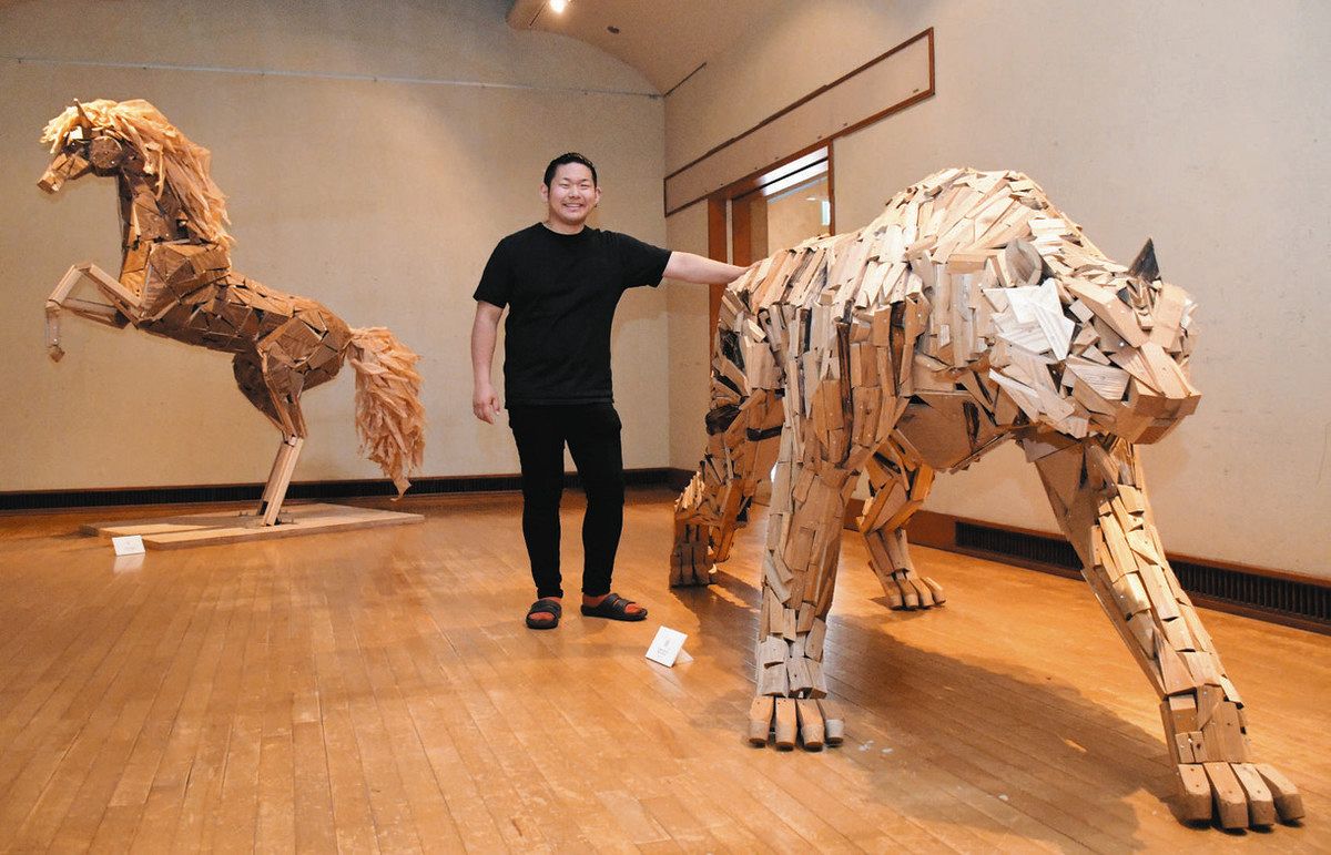 廃材 命吹き込み動物に 船橋で加治聖哉さんの企画展 実物大のトラや