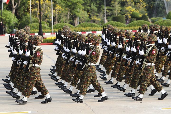 軍隊の日を記念するパレードで行進するミャンマー軍＝3月27日、ミャンマー<br>
・ネピドーで（AP）
