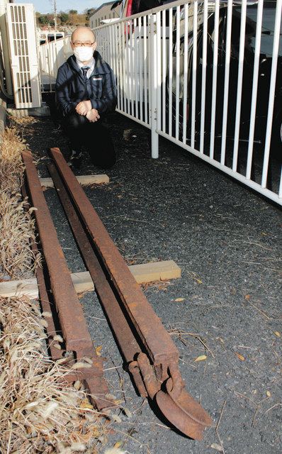 寄贈されたレールと市電保存館の北村館長＝横浜市磯子区で