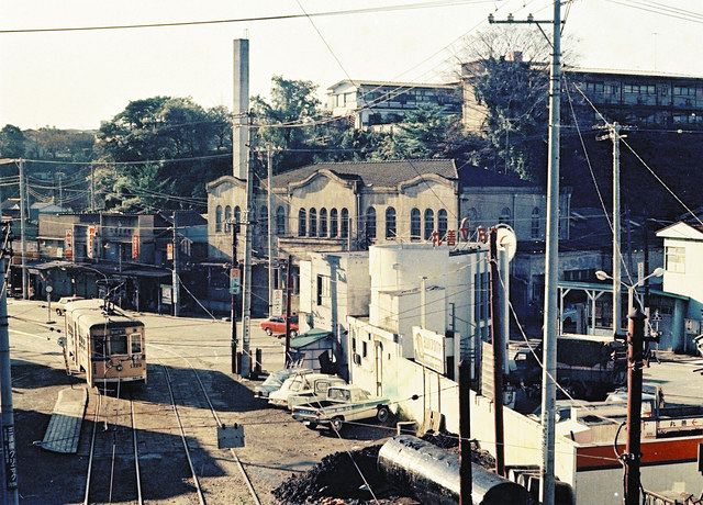 １９７０年ごろの麦田車庫付近。中央左側に見える煙突はさくら湯のものという＝横浜都市発展記念館所蔵
