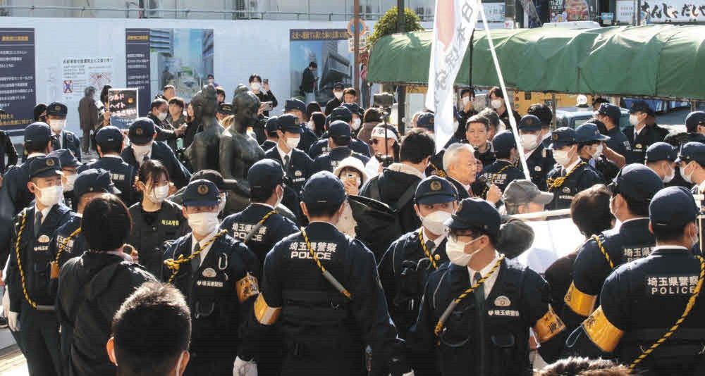 埼玉県内で繰り返されるクルド人排斥デモ＝2024年11月、埼玉県蕨市で