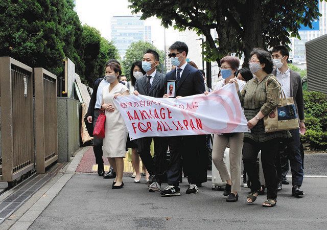 東京地裁に入る「同性婚訴訟」の原告や弁護士ら