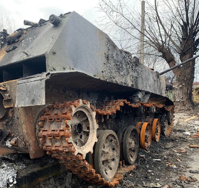 ブチャ市内で。かつての目抜き通りには焼け焦げた戦車が放置されている（アレクサンダーさん提供）