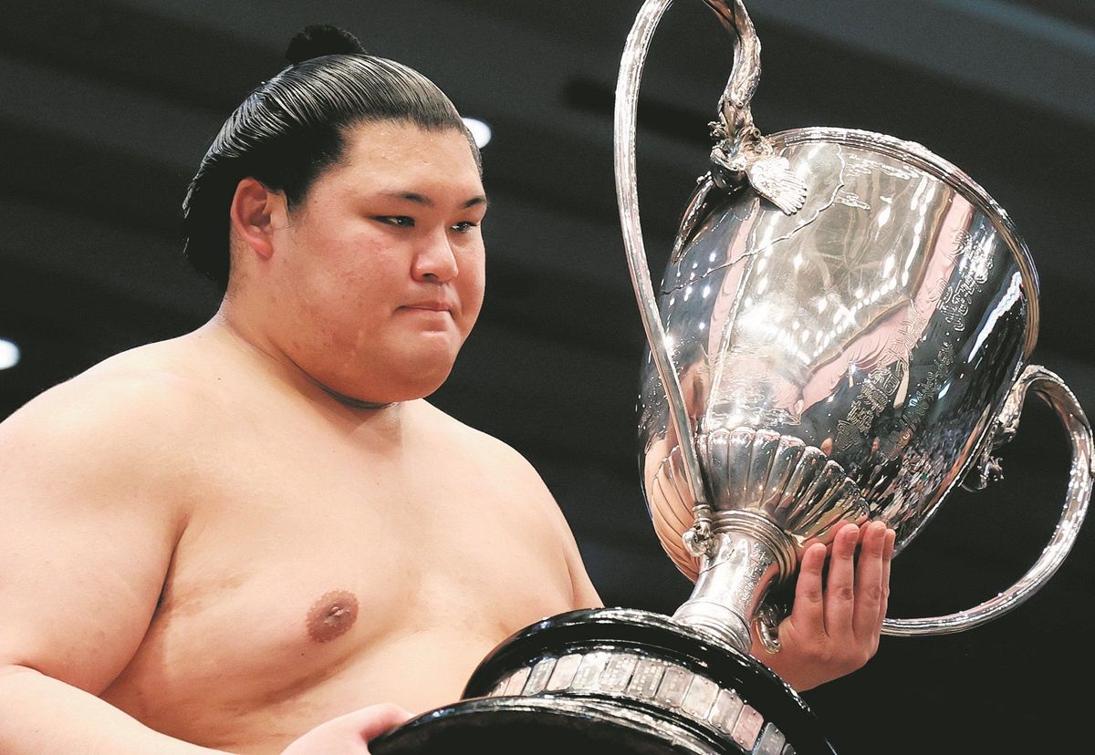 大の里「最後は気持ちだった」 真っ向勝負で高安を下し3度目賜杯 綱 