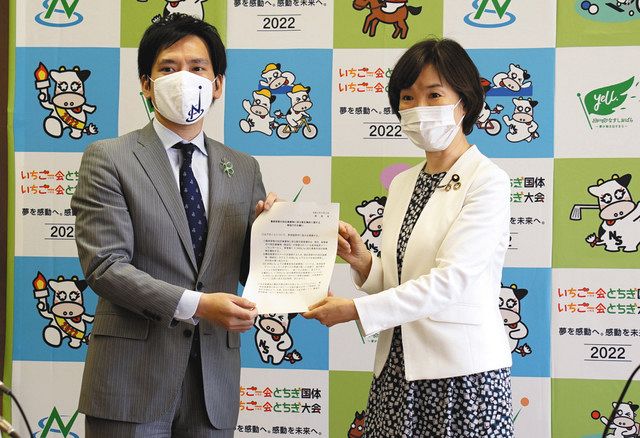 渡辺市長(左)に協力を求めた環境省の堀内副大臣=那須塩原市役所で