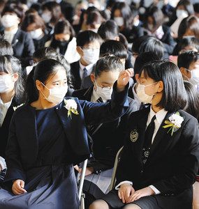卒業式がやむを得ず中止になる学校もある中、マスクをして式に臨む卒業生＝１９日午前、浜松市中区の佐鳴台小で