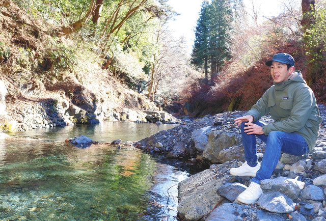 峰谷川渓流釣場でサクラマスプロジェクトを語る菅原和利さん＝奥多摩町で
