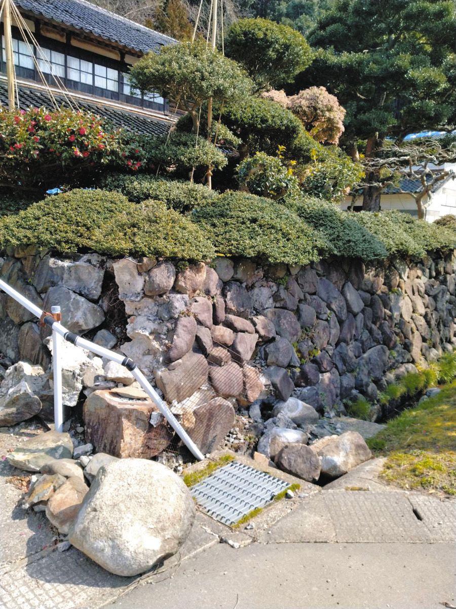 地震で石垣が崩れた仲泉さん宅の庭