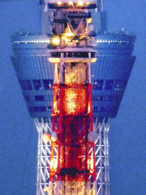 【東京タワー】　１５キロ離れて超望遠レンズで写すと東京タワーと展望台同士が重なった＝２０１９年１月撮影、川崎市高津区で

