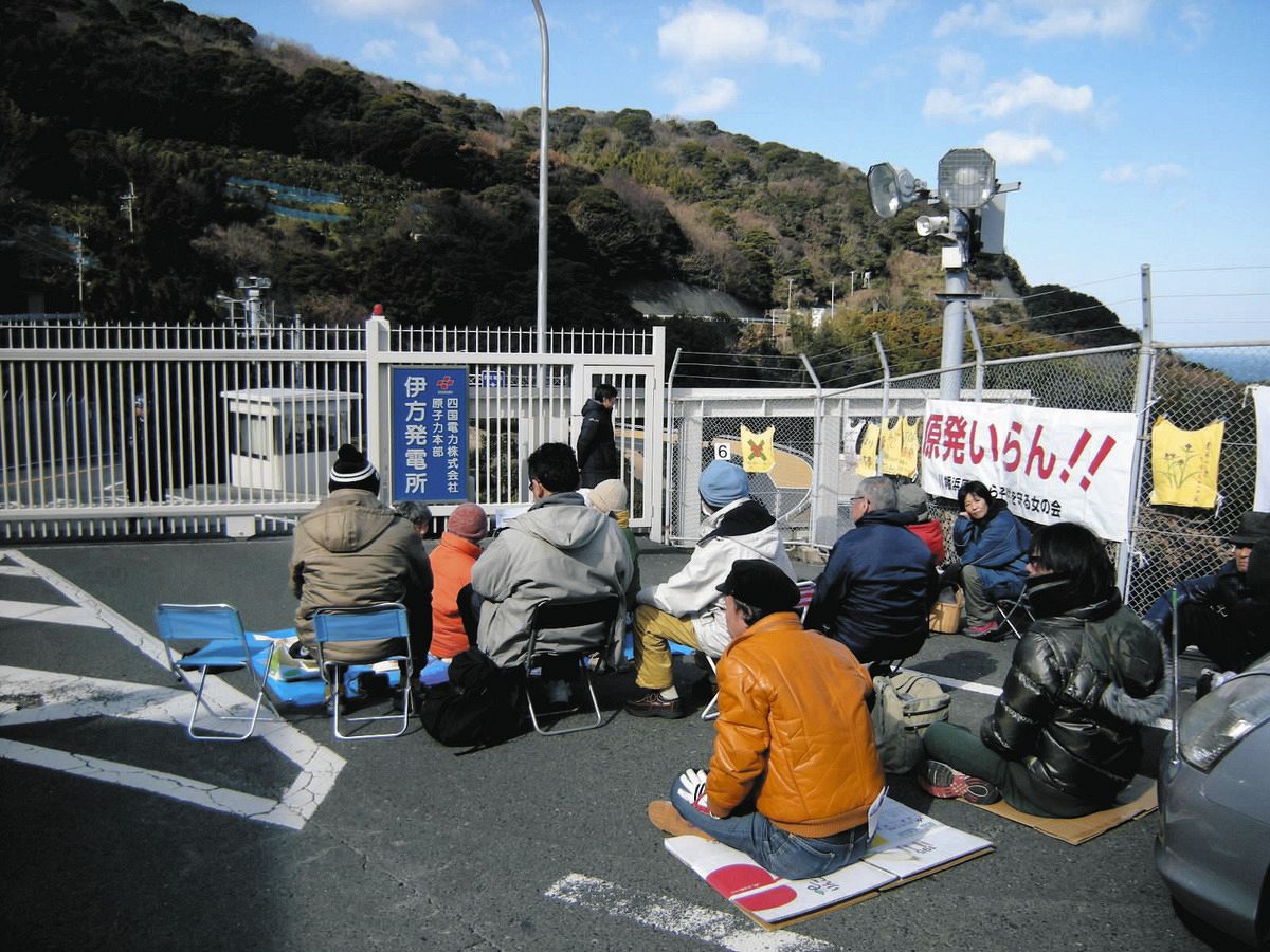 伊方原発ゲート前で抗議の座り込みをする住民たち＝2012年、愛媛県伊方町で