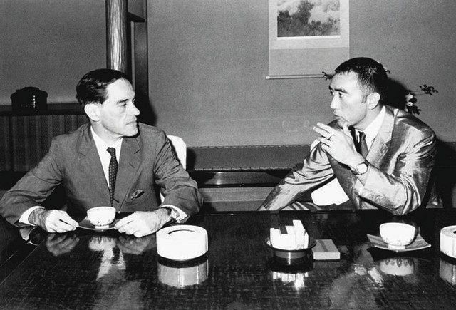 １９６４年虎ノ門福田家にて対談するドナルド・キーンさん（左）と三島由紀夫（中央公論新社提供）