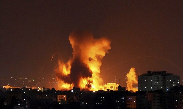 ﻿5日、パレスチナ自治区ガザで、イスラエル軍の空爆後に立ち上がる煙（AP）