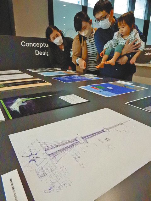 ﻿斬新な新タワーのデザイン画が並ぶ展示会場＝12日、墨田区押上1の東京スカイツリーで