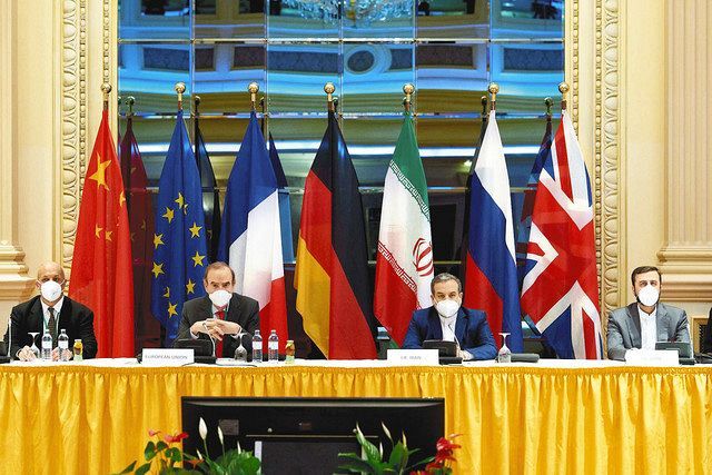 7日、オーストリアのウィーンで開かれた核合意当事国の全体会合に出席したイランのアラグチ外務次官(右から2人目)ら=EU代表団提供、ゲッティ・共同